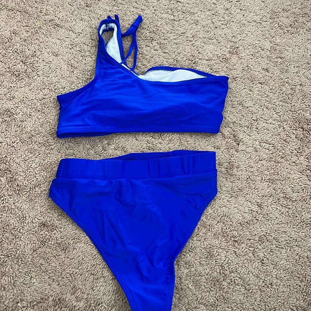 Bikini - Picture 2 of 3